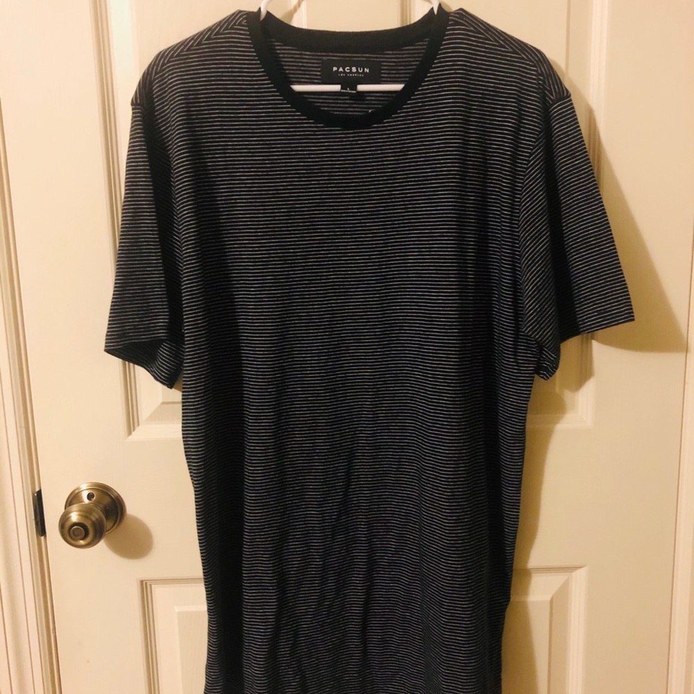 Men’s long tee black with slim white stripe.